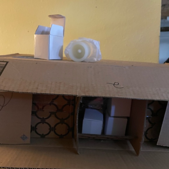 Flame less candles with red holder. - Picture 2 of 6